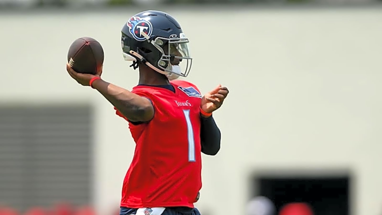 Titans LB &#39;Blessed&#39; to Play With Cam Ward