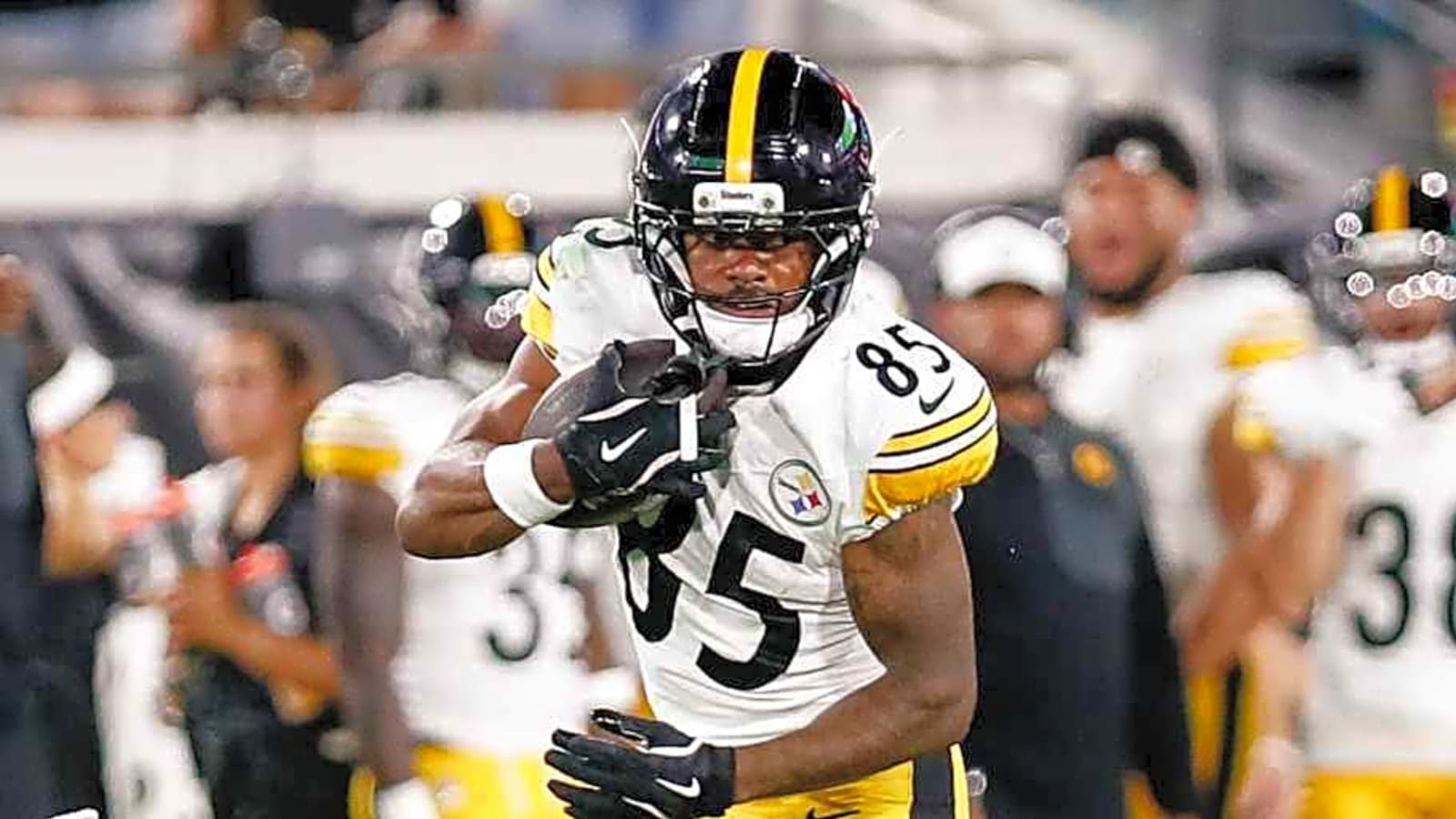 Steelers Rookie Leaves Game With Head Injury