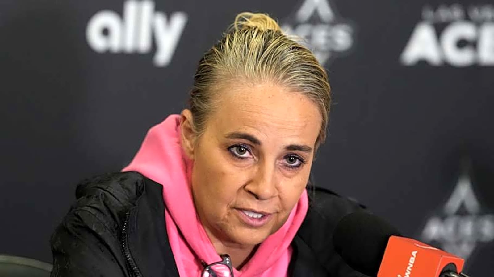 Becky Hammon Gives Indiana Fever Flowers After Aces WNBA Championship