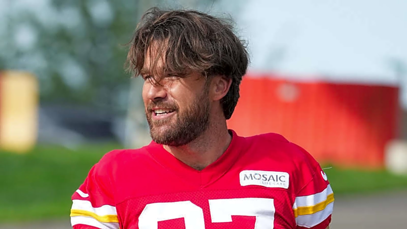 Chiefs&#39; Travis Kelce Lands Compliments On and Off the Field