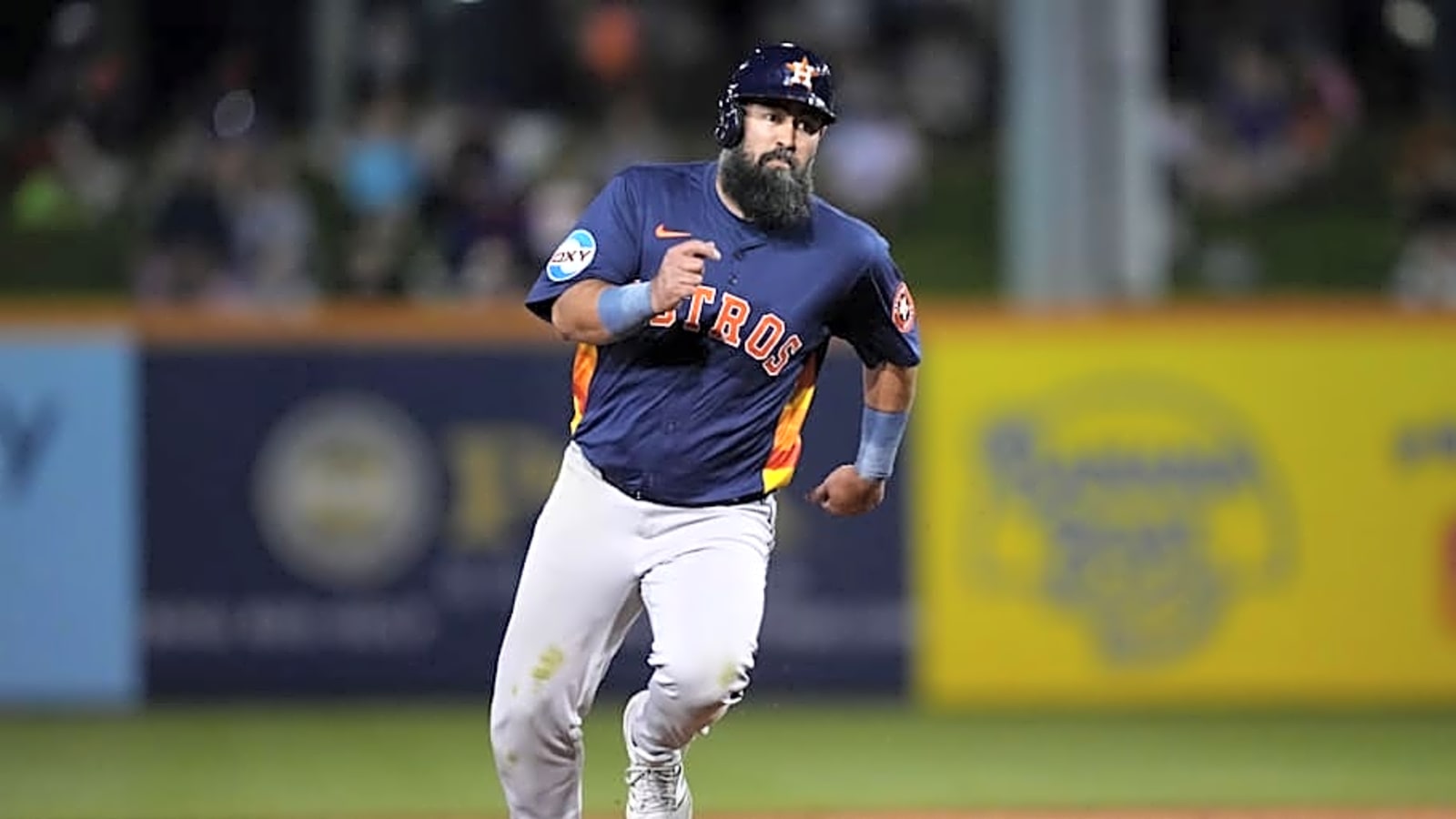 Astros Reportedly Will Call Up Veteran Infielder in Wake of Recent Injury Woes