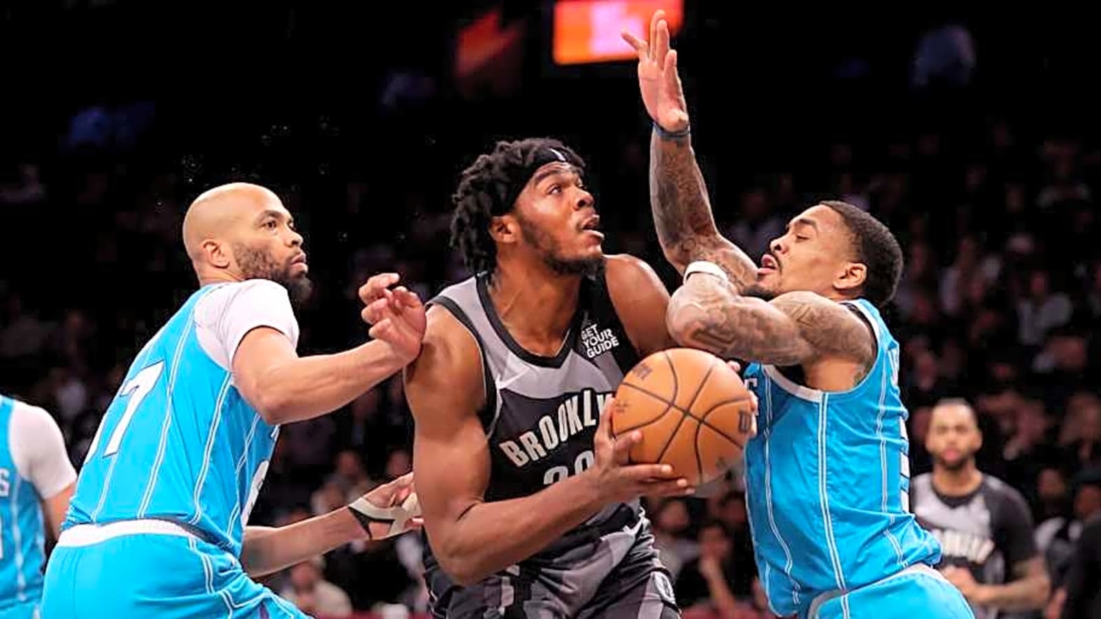 Hornets come up empty on Day’Ron Sharpe reunion with Jeff Peterson
