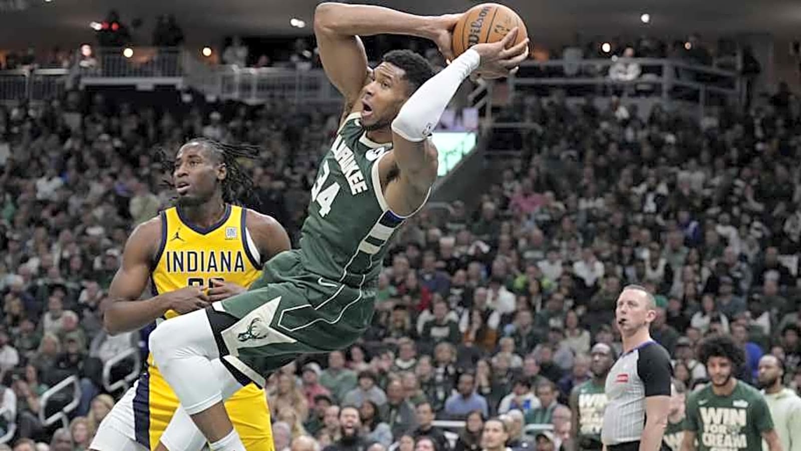 Bucks Signing Major Free Agent Could Keep Giannis Antetokounmpo in Milwaukee