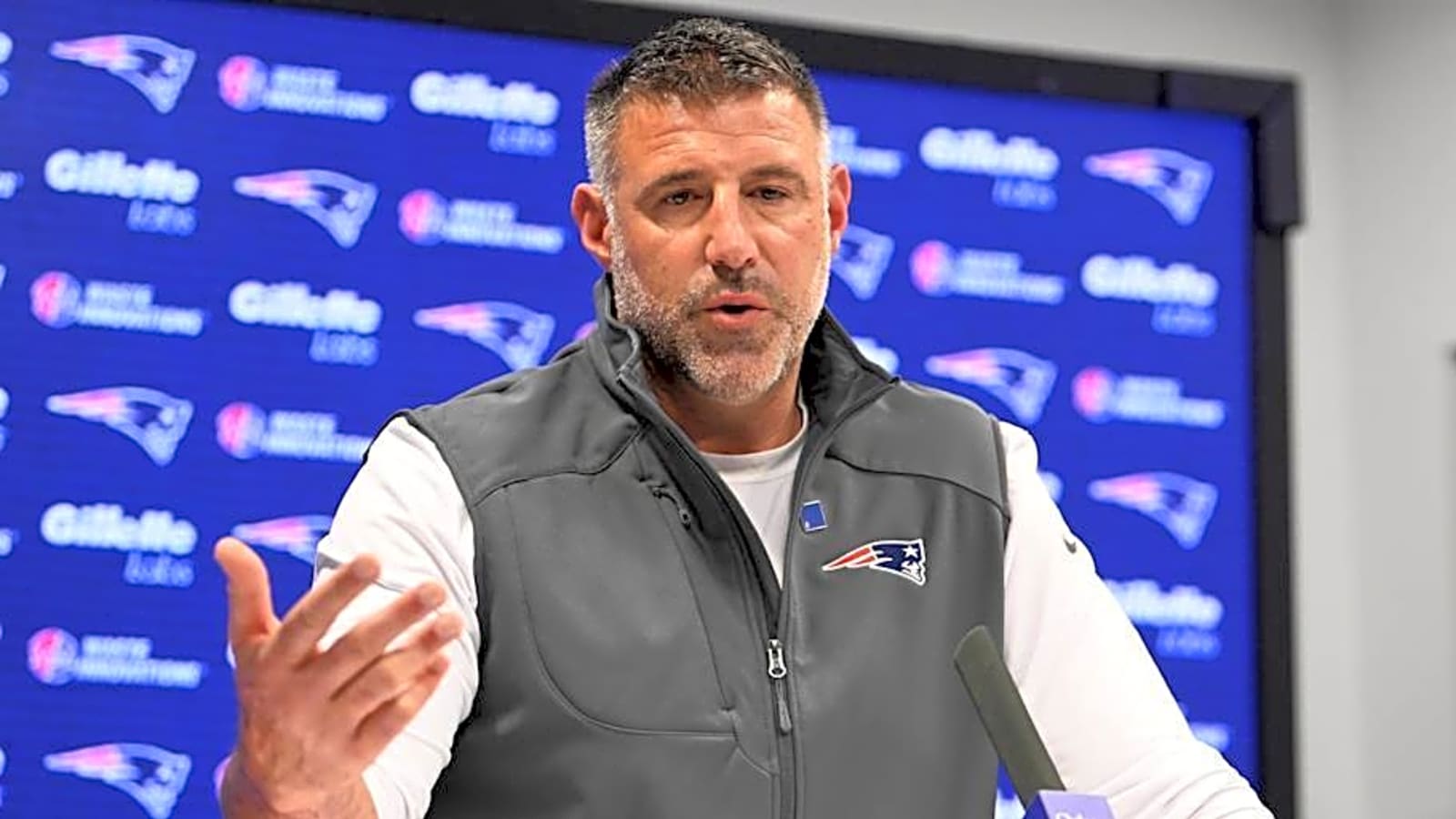 Patriots&#39; Mike Vrabel Unloads on Reporter