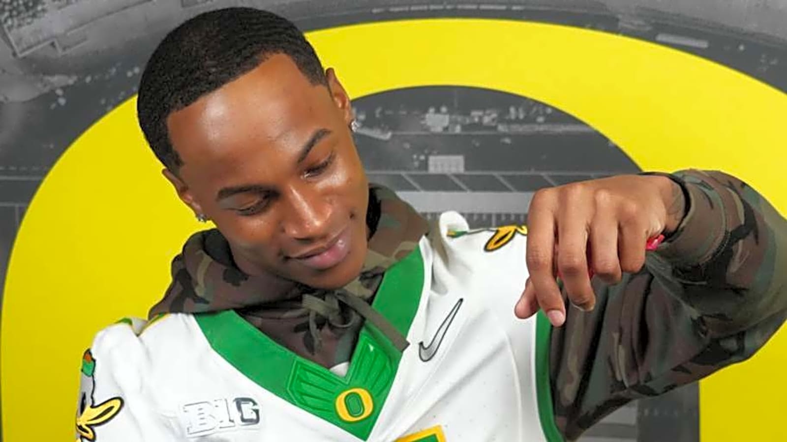 Oregon Ducks Receiver Evan Stewart Takes Big Step in Injury Recovery