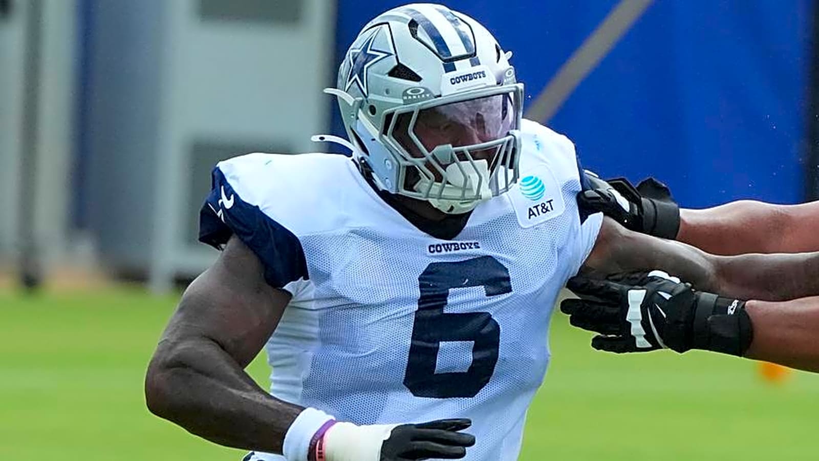Brian Schottenheimer Heaps Praise on Cowboys OLB Donovan Ezeiruaku