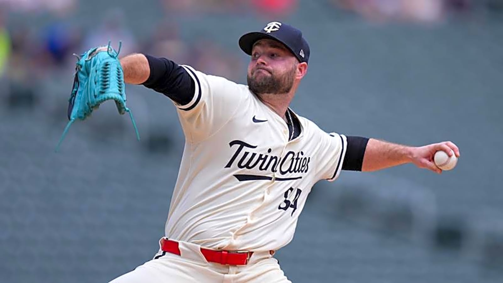 Reports: Twins trading lefty reliever Danny Coulombe to Rangers