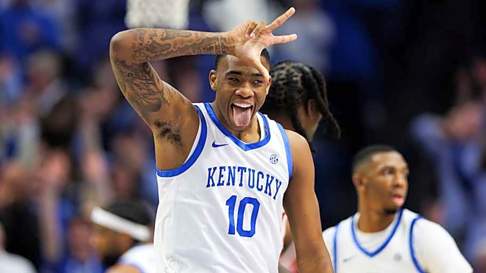 Jayden Quaintance leaning on Brandon Garrison while learning Kentucky&#39;s system