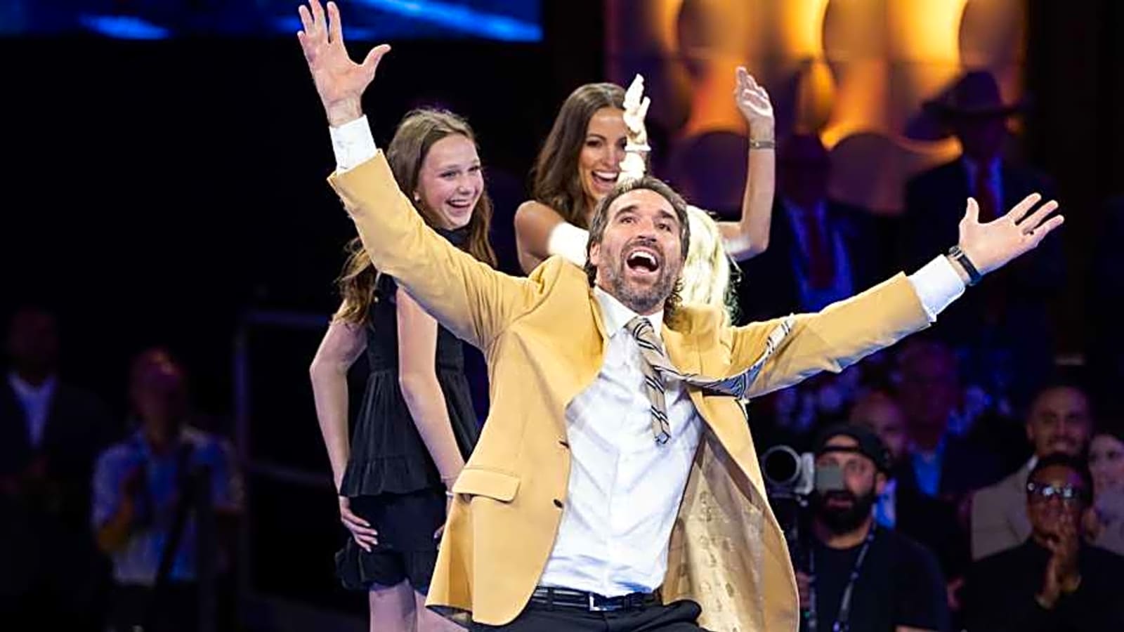 Watch: Vikings legend Jared Allen rips pants doing sack celebration at HOF