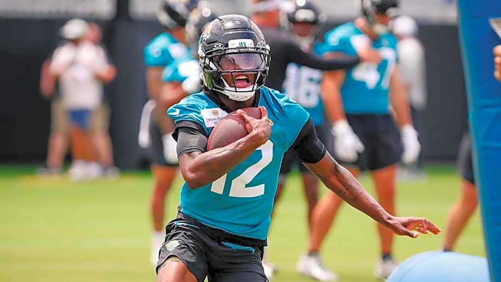 Hunter Unveils Official Jaguars Jersey at NFLPA Rookie Premiere