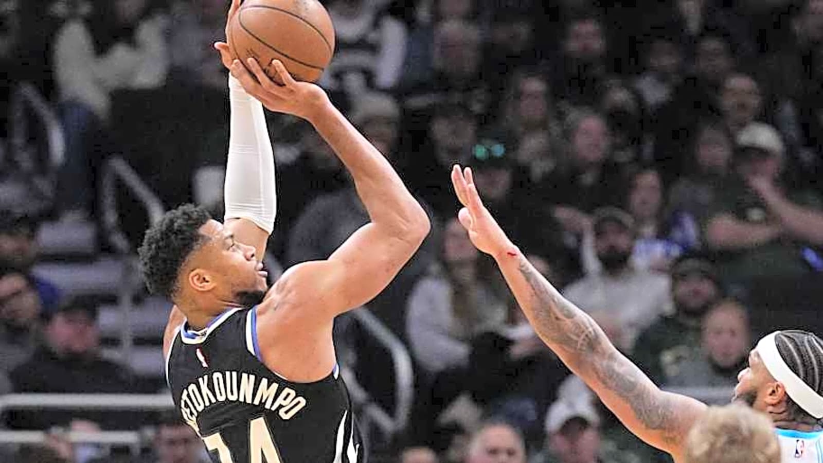 Rollins, Giannis take thriller from Charlotte