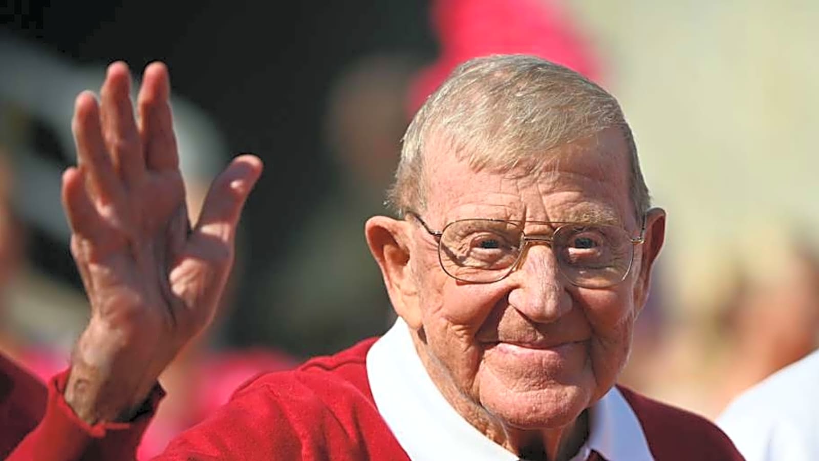 South Carolina football pays tribute to legendary coach Lou Holtz after his death