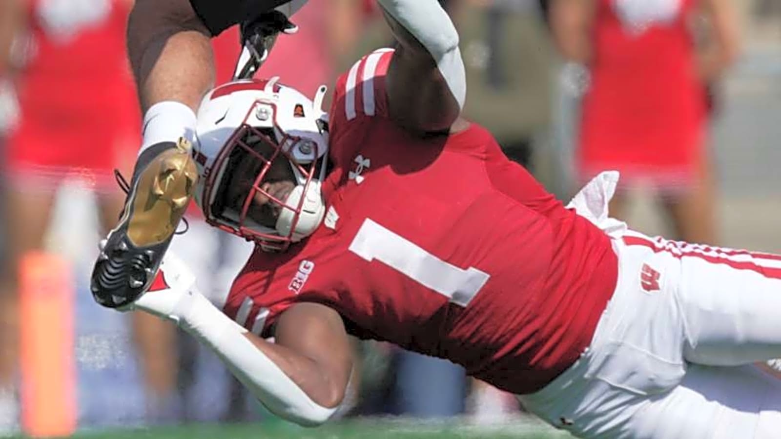 Former Badgers linebacker signed to NFL roster after helping coach Wisconsin at fall camp