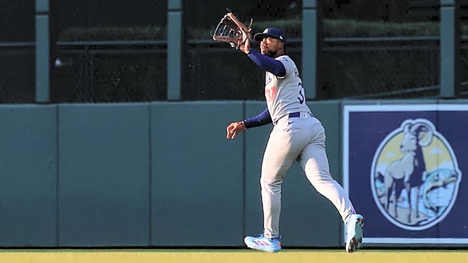 Dodgers&#39; Dave Roberts Says It&#39;s Time for Teoscar Hernandez to Put More Effort on Defense