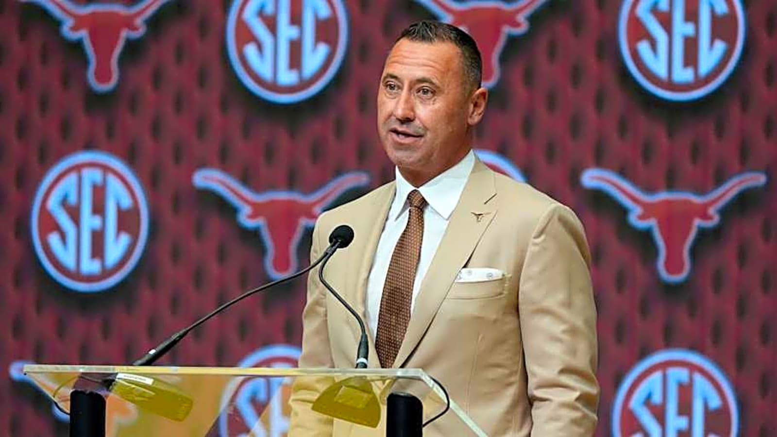 Texas Longhorns&#39; Steve Sarkisian Honors Flood Victims at SEC Media Days