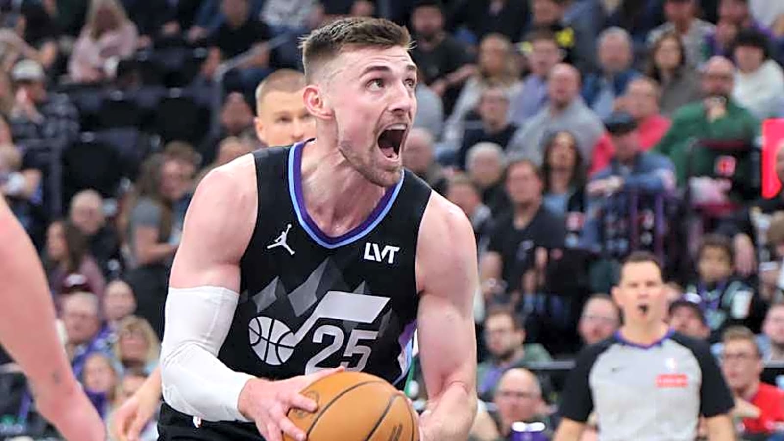 Utah Jazz Center Signs With Spurs