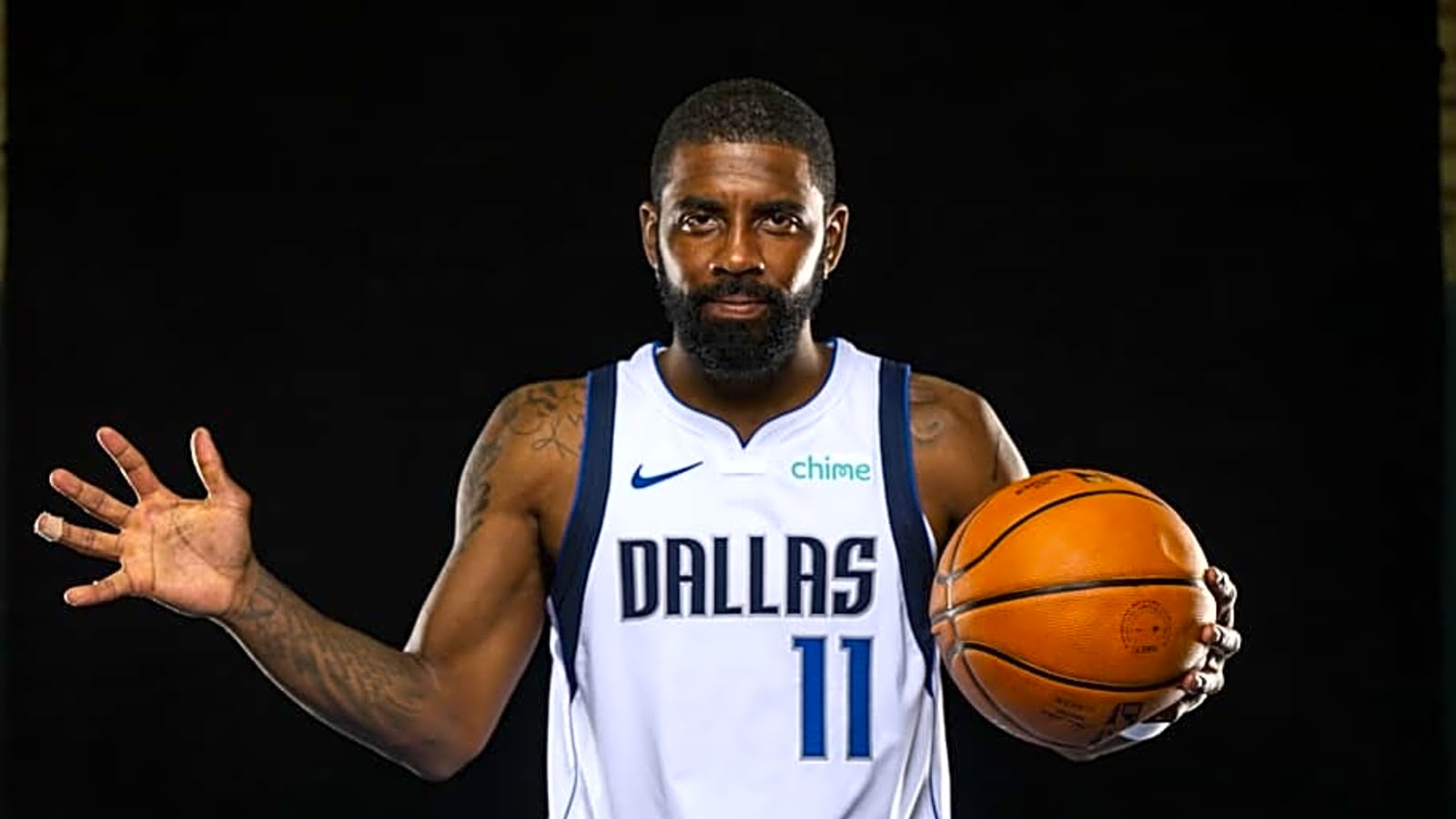 Kyrie Irving still has huge role with Mavericks despite injury