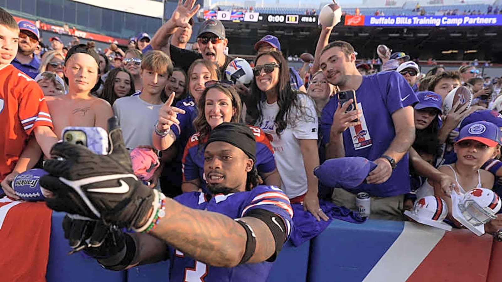 Bills&#39; fans show up in record-breaking numbers for Blue & Red practice