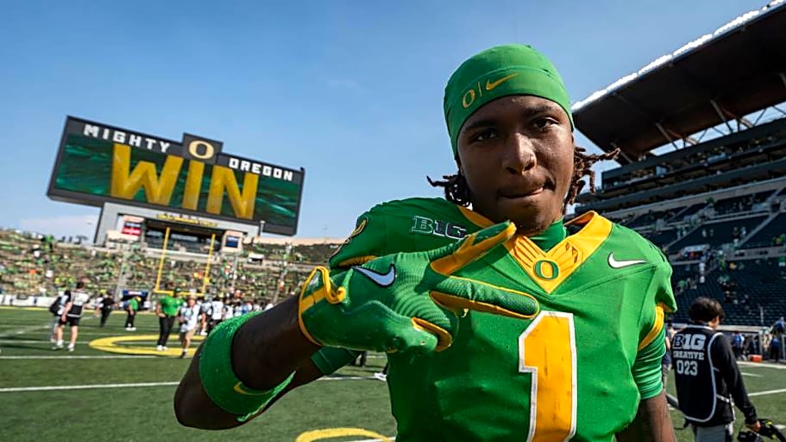 Oregon Ducks&#39; Dakorien Moore Catches Eye of Former Dallas Cowboys Wide Receiver