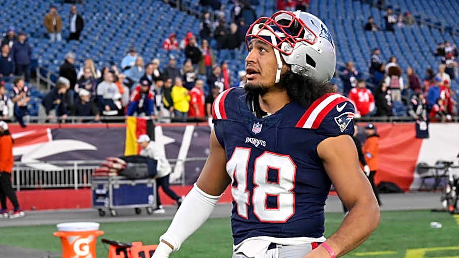 Patriots LB Leaves Practice with Leg Injury