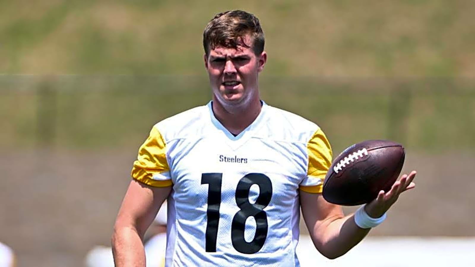 Aaron Rodgers Gives Steelers Rookie Advice After Injury