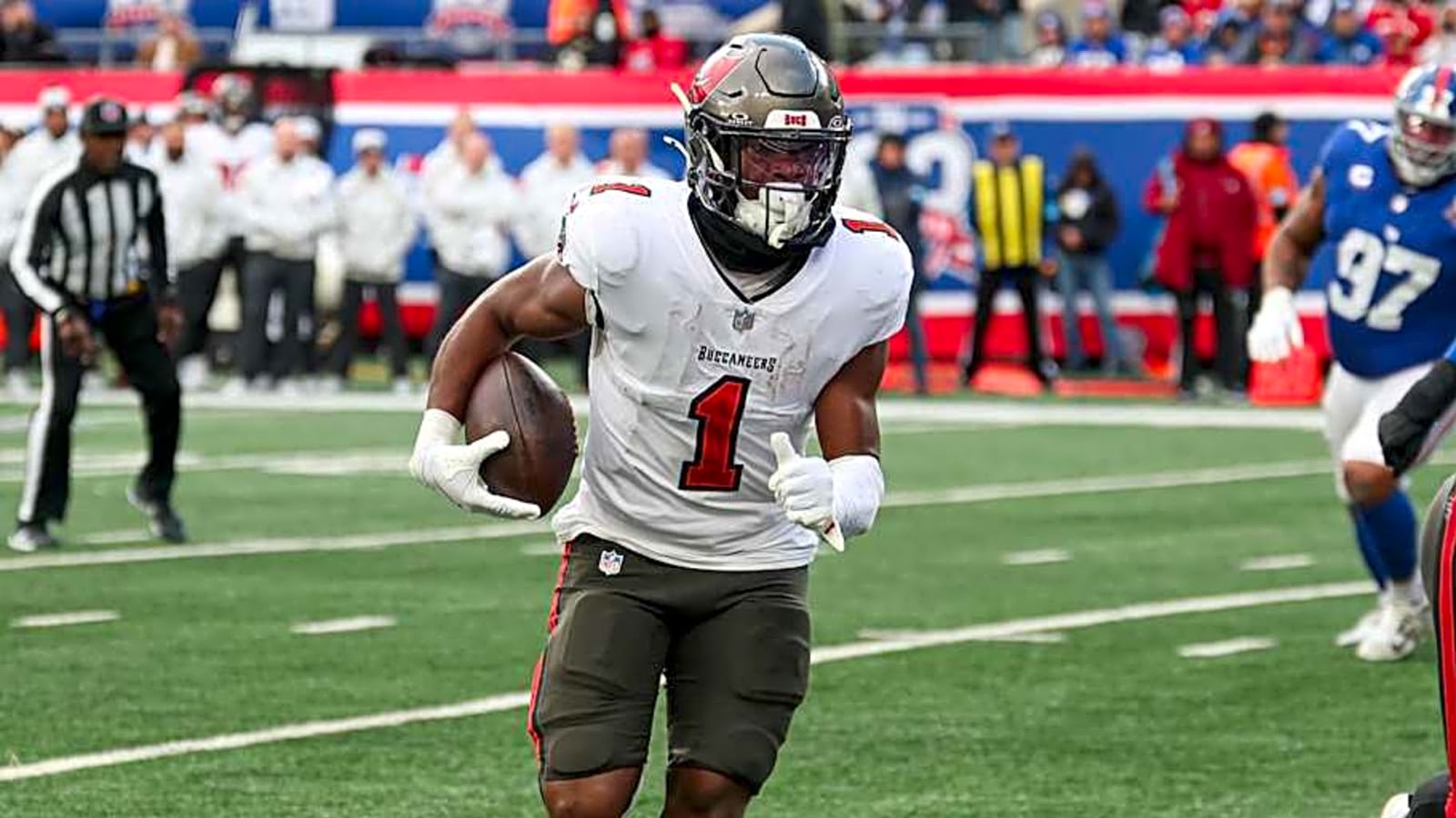 Bucs RB Suffers Injury vs. Titans