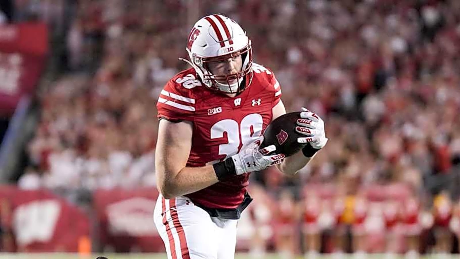 Wisconsin Badgers top tight end to miss rest of fall camp with lower body injury