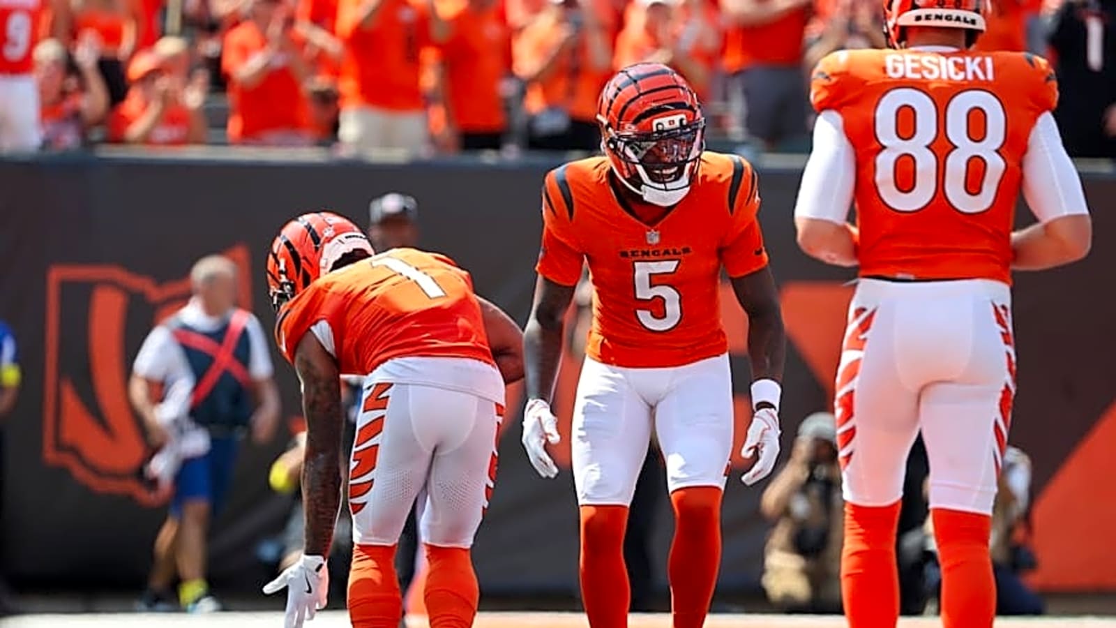 Tee Higgins Scores Long Touchdown To Tie Game 24-24 Against Jacksonville