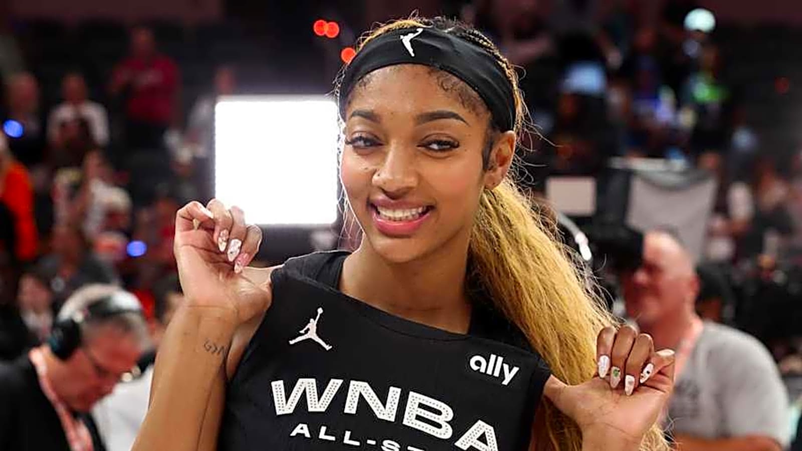 Angel Reese&#39;s Courtside Embrace with NBA Standout Fuels Dating Rumors