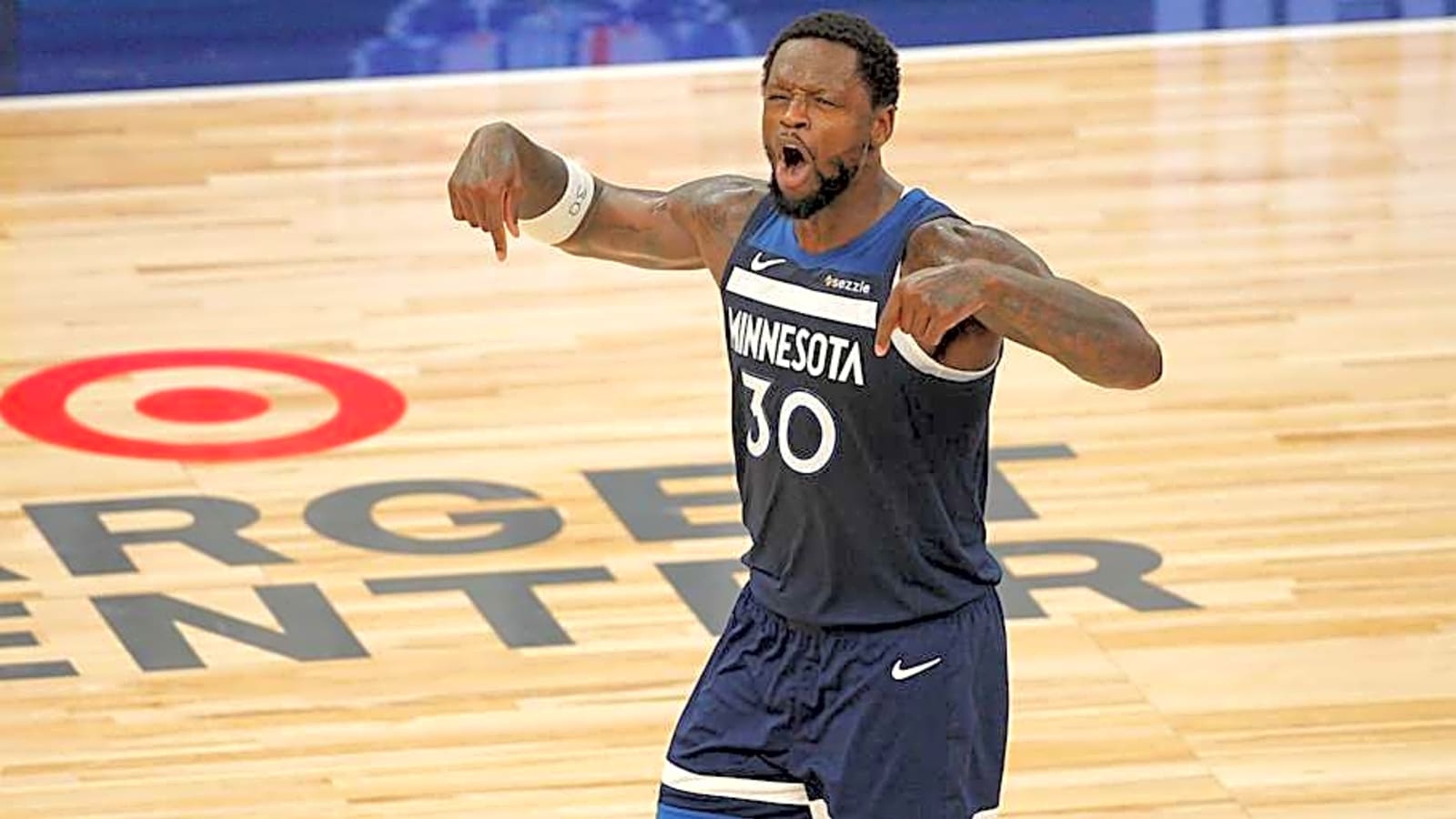Julius Randle feeds off home crowd, bounces back in Wolves&#39; Game 3 win