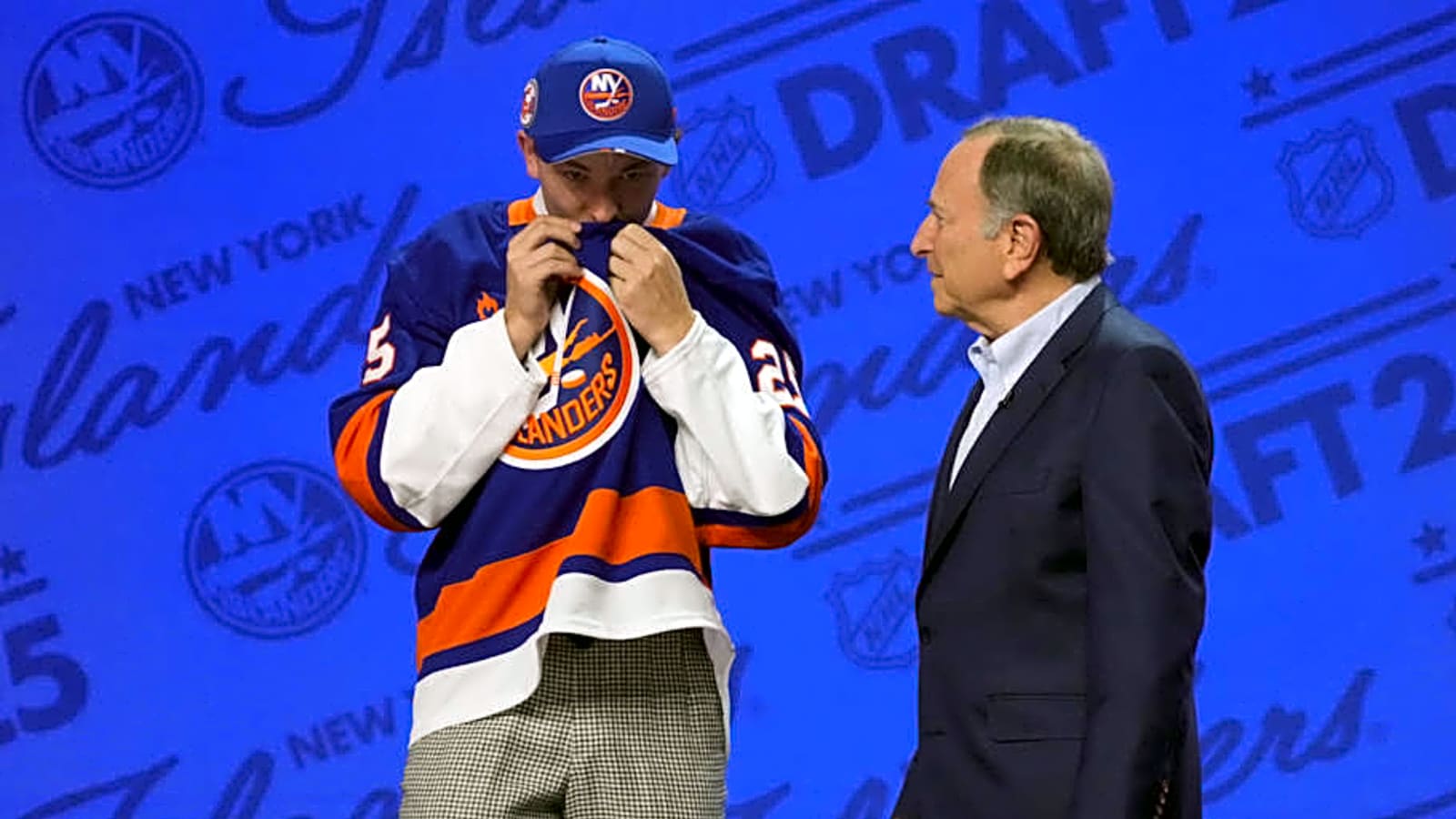 Islanders&#39; Matthew Schaefer Gets Emotional After Draft Selection