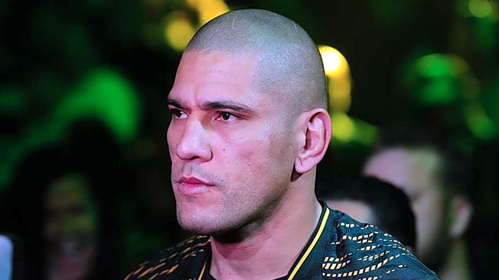 UFC star stuns fans by suggesting he might move up to Alex Pereira's weight class