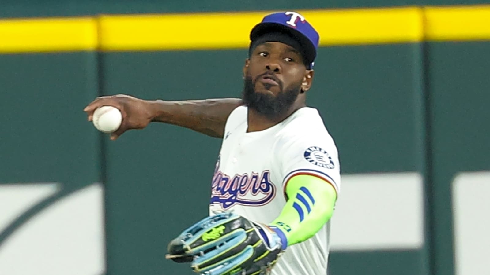 Adolis Garcia makes Catch of the Year candidate with his bare hand