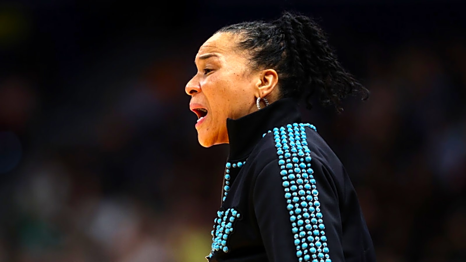Player's dad sends great message to Dawn Staley