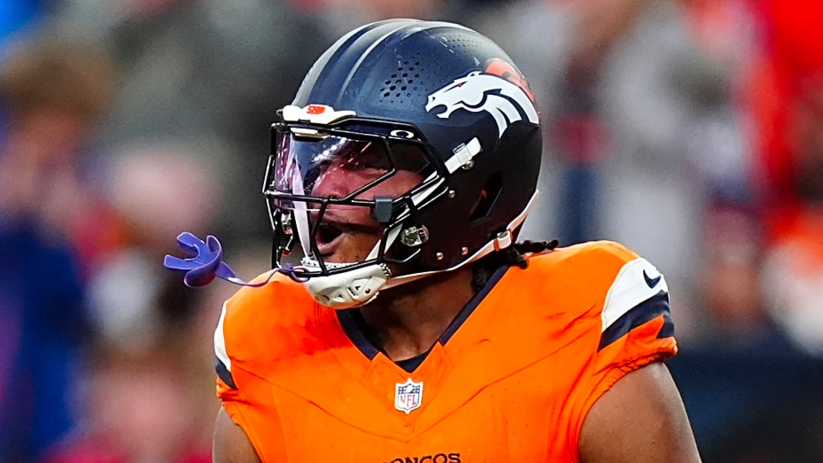 Broncos extend one-time Pro Bowl LB