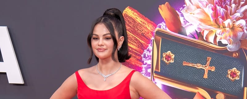 Selena Gomez explains how she and Taylor Swift "bonded over the breakup, as girls do"