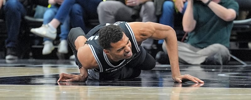 Victor Wembanyama leaves game early with injury