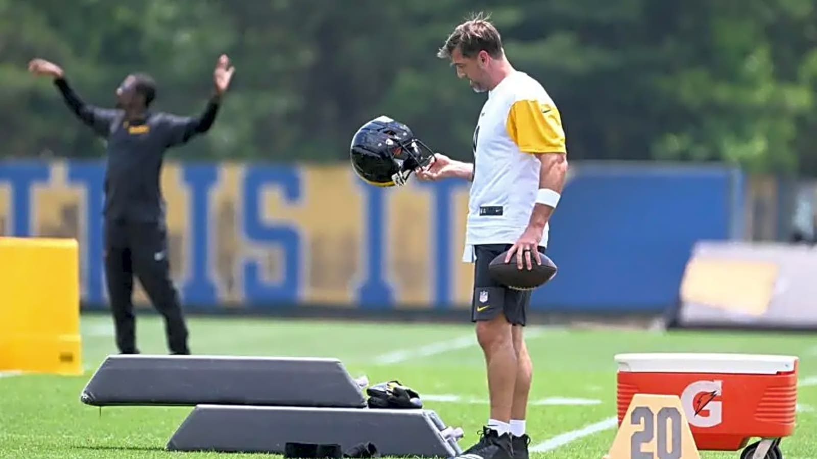 Pittsburgh Steelers Linked to Intriguing Trade for 1 of Aaron Rodgers’ Favorites