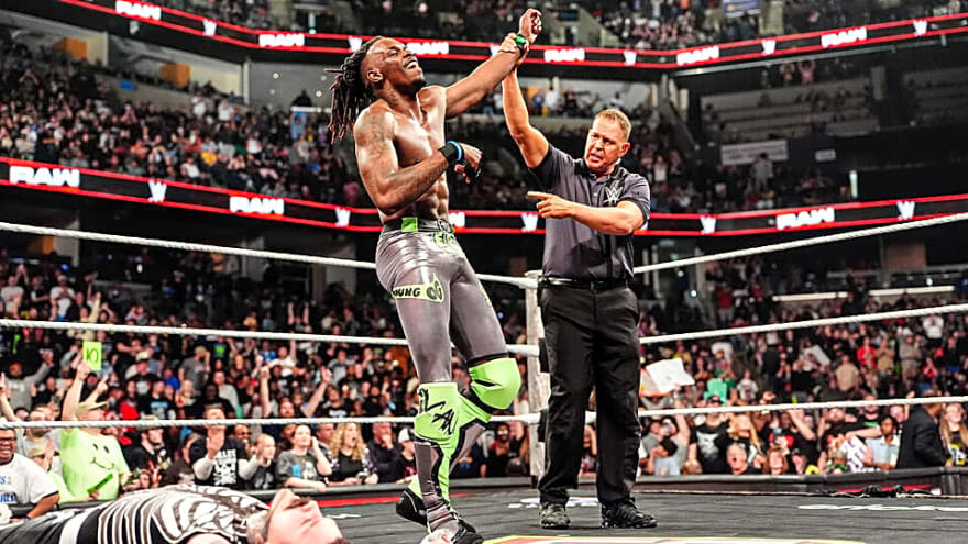 3 WWE Stars Who Could Interfere in the Men’s Elimination Chamber Match