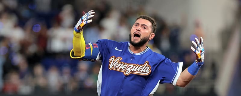 Wilyer Abreu loses his helmet celebrating huge home run vs. U.S. in WBC final