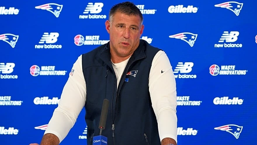Mike Vrabel reacts to Patriots trading for AJ Brown