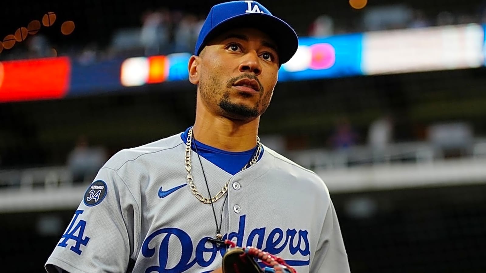  Mookie Betts Day-To-Day After Stubbing Left Toe