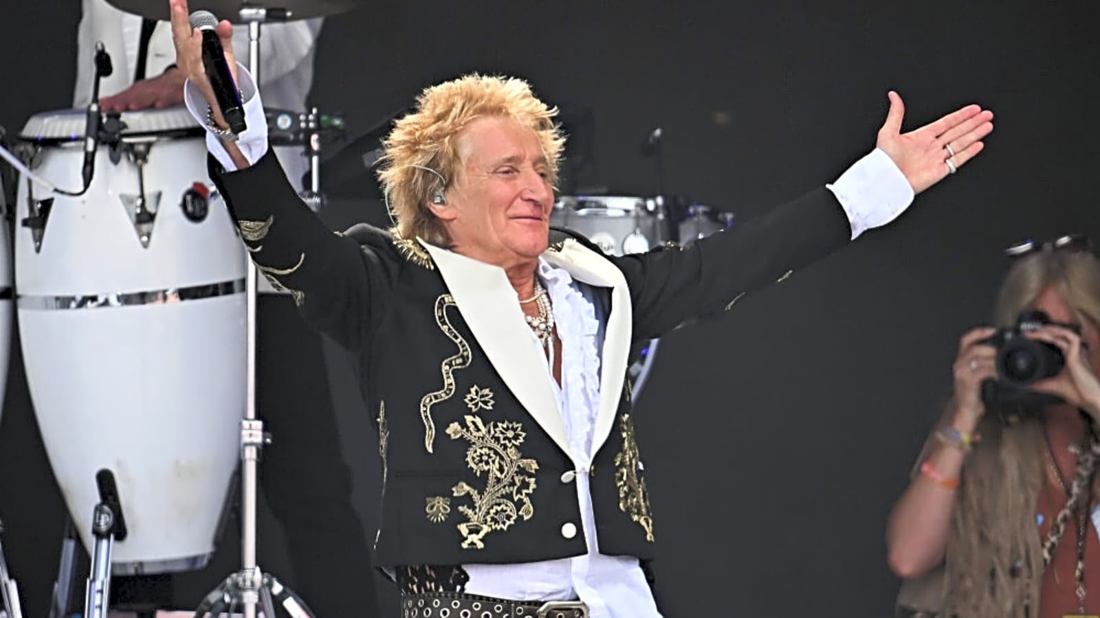 Sir Rod Stewart shares hopeful message at Glastonbury