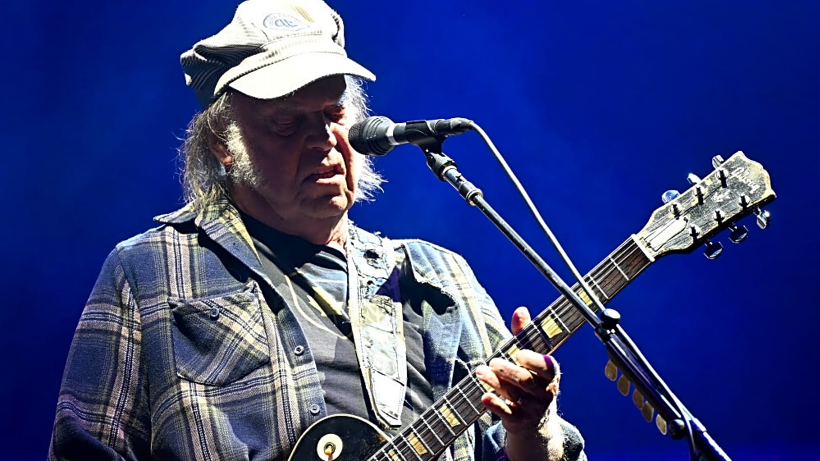 Neil Young stars on Glastonbury&#39;s Pyramid Stage