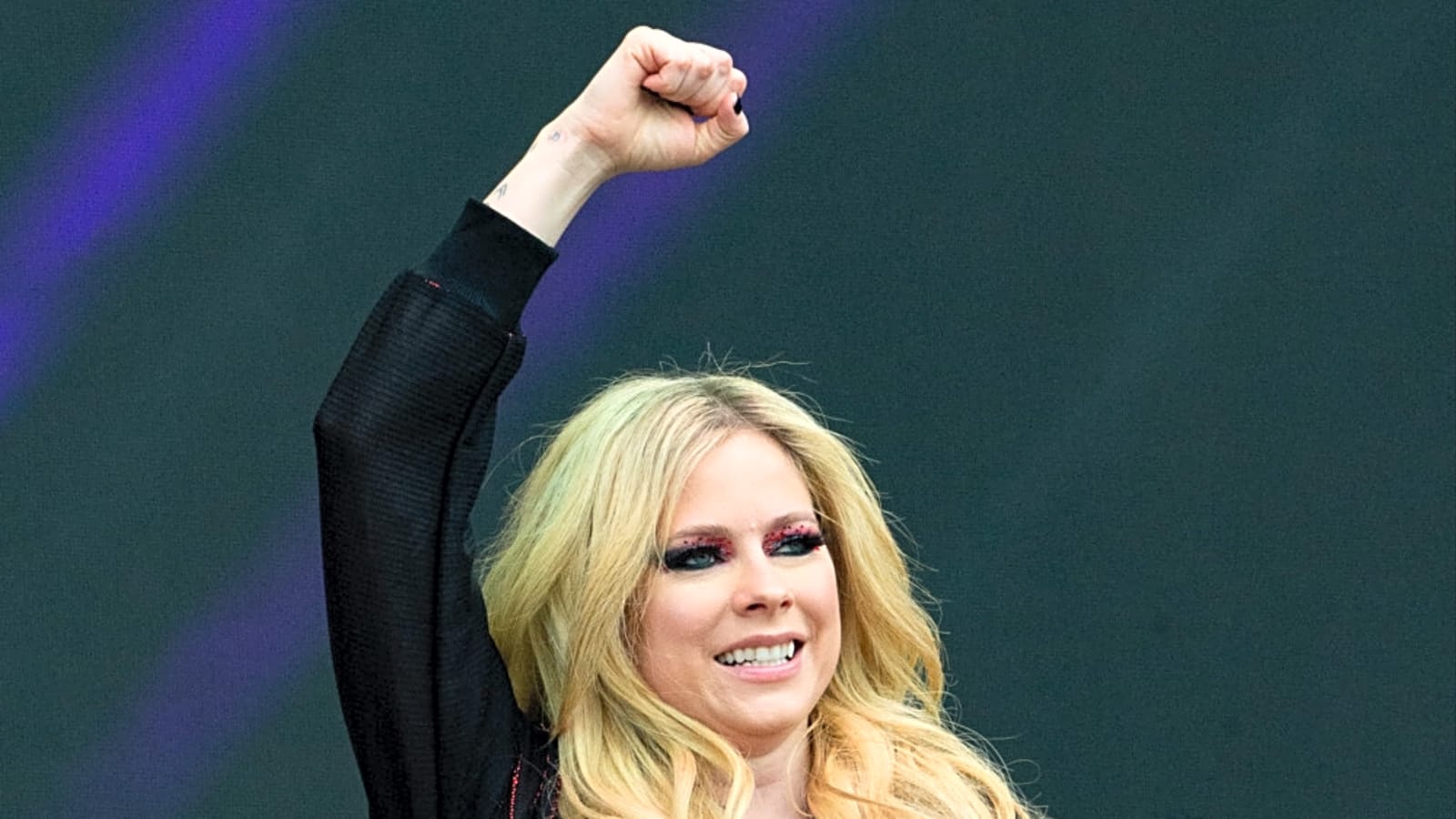 Avril Lavigne praises ex-husband Deryck Whibley as they perform together