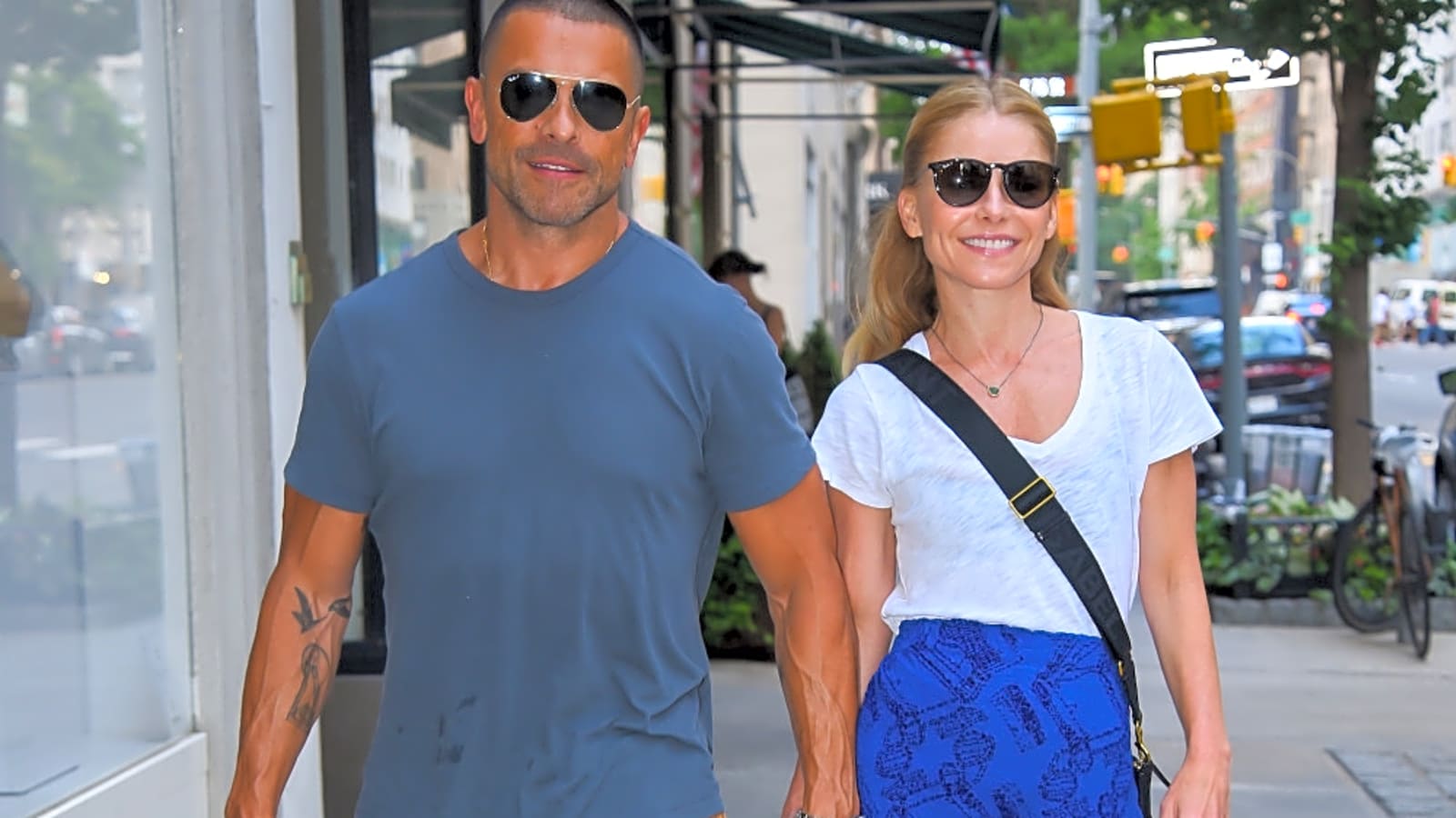 Kelly Ripa resents Mark Consuelos for not looking older