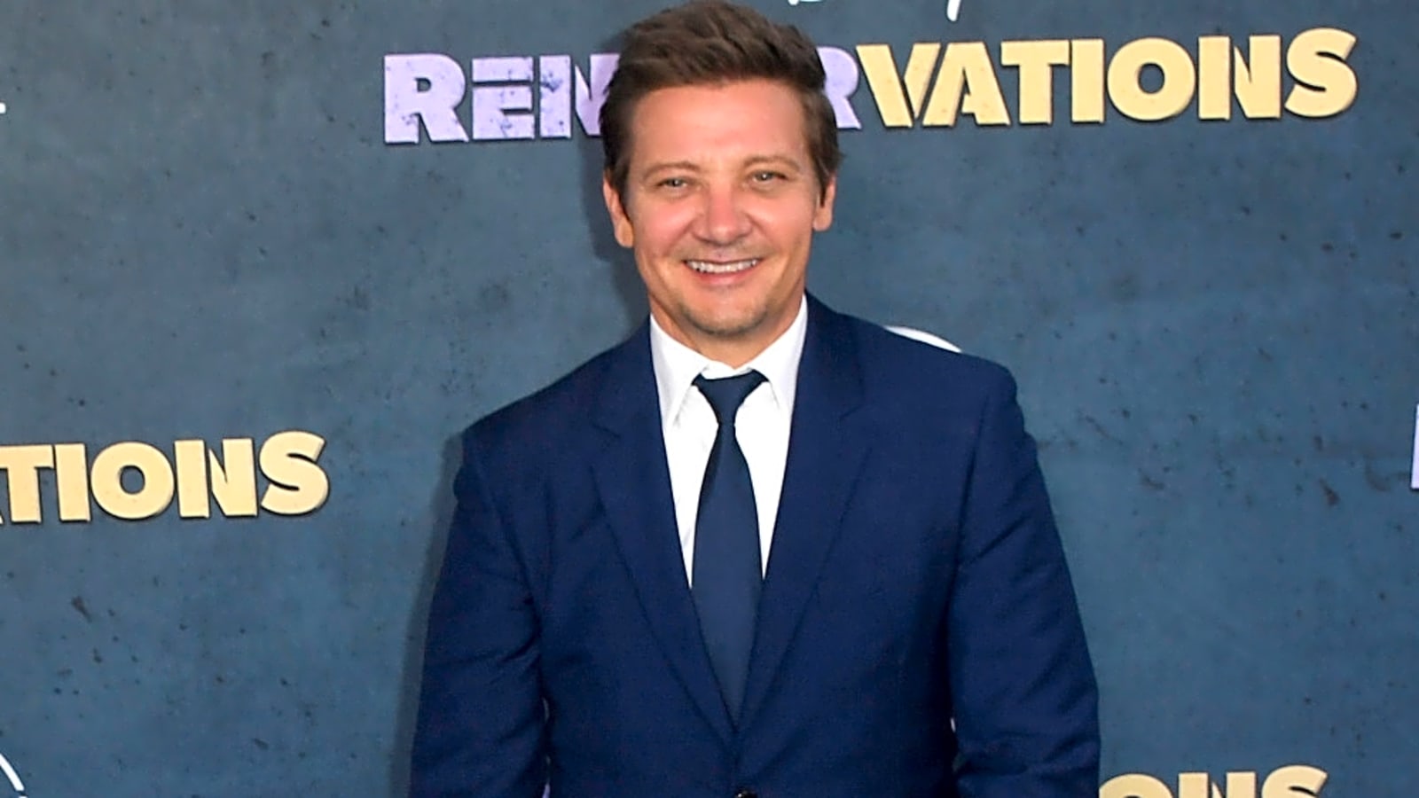 Jeremy Renner &#39;handcuffed to the bed&#39; to stop hospital escapes