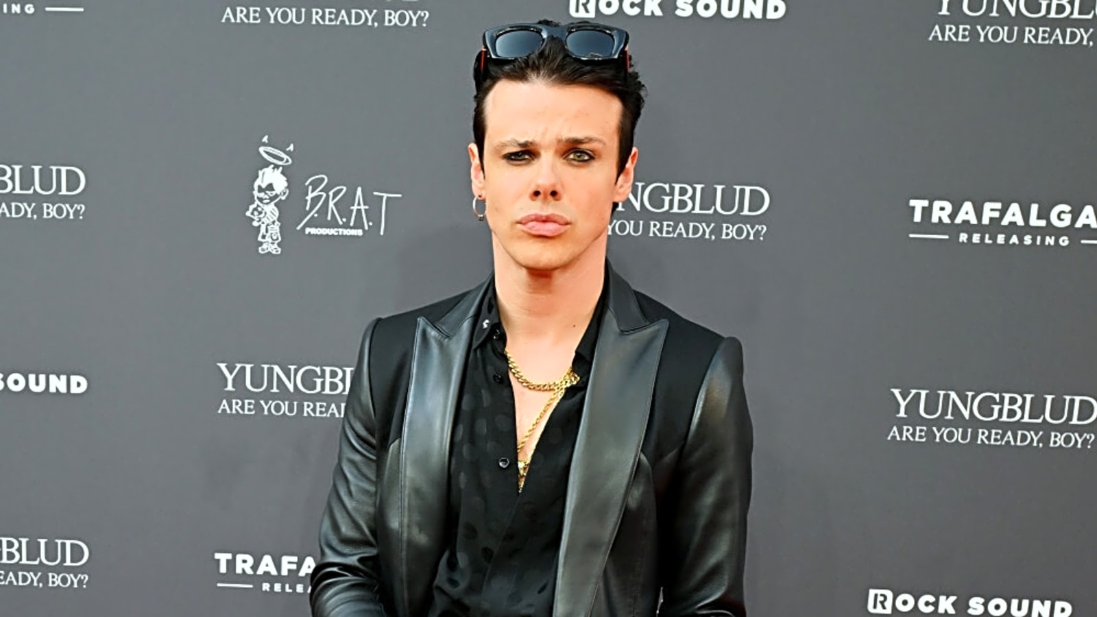 Yungblud leading Ozzy Osbourne tribute at TMV VMAs.