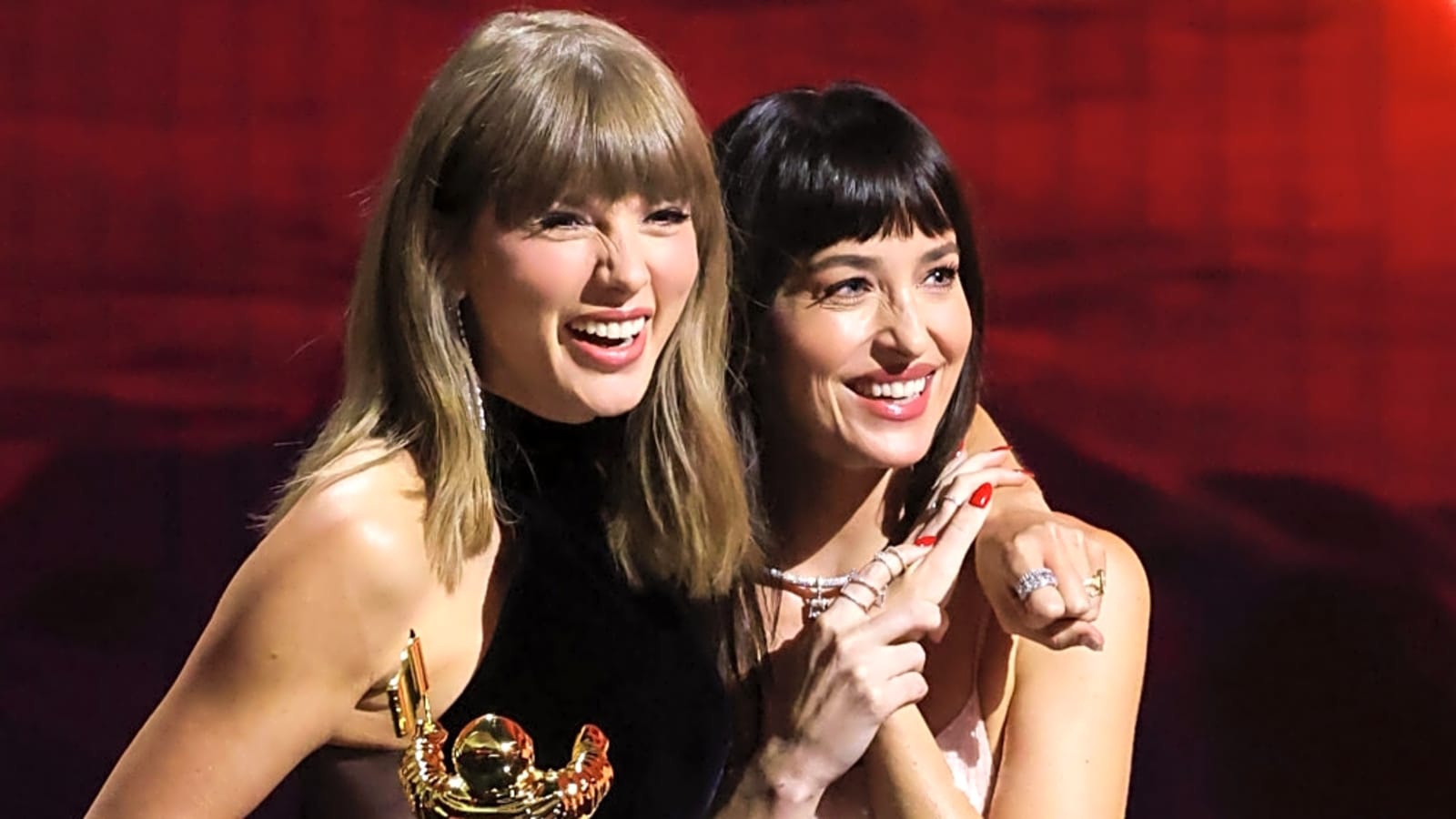 Taylor Swift makes surprise Saturday Night Live appearance