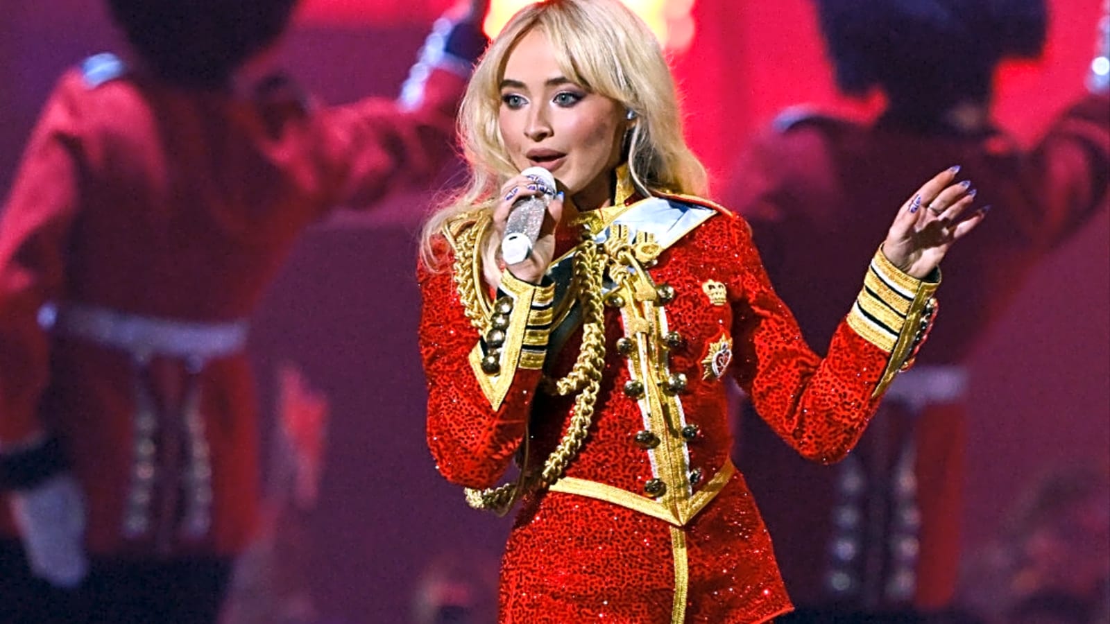 Sabrina Carpenter would &#39;absolutely&#39; consider banning phones at her gigs